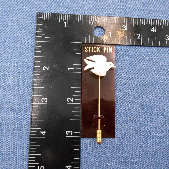 VINTAGE BIRD DOVE IN SHELL ON GOLD TONE STICK LAPEL PIN ON ORIGINAL DISPLAY CARD - Picture 5 of 10